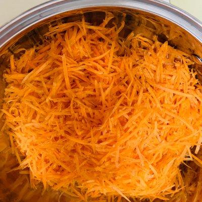 胡萝卜猪肉饺子，芹菜胡萝卜猪肉水饺的家常做法（最靠谱最好吃最详细的胡萝卜鲜肉馅饺子做法）