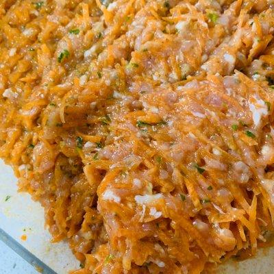 胡萝卜猪肉饺子，芹菜胡萝卜猪肉水饺的家常做法（最靠谱最好吃最详细的胡萝卜鲜肉馅饺子做法）