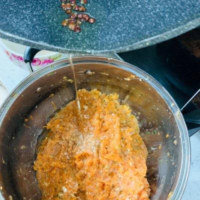 胡萝卜猪肉饺子，芹菜胡萝卜猪肉水饺的家常做法（最靠谱最好吃最详细的胡萝卜鲜肉馅饺子做法）