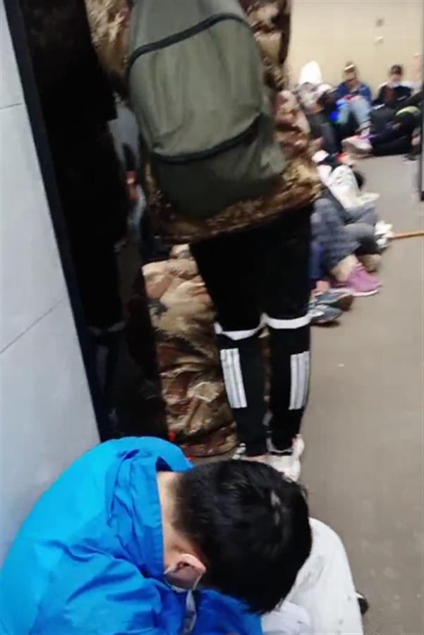 泰山山顶住宿攻略有什么，泰山山顶住宿哪个酒店最好（泰山顶上游客挤厕所过夜）