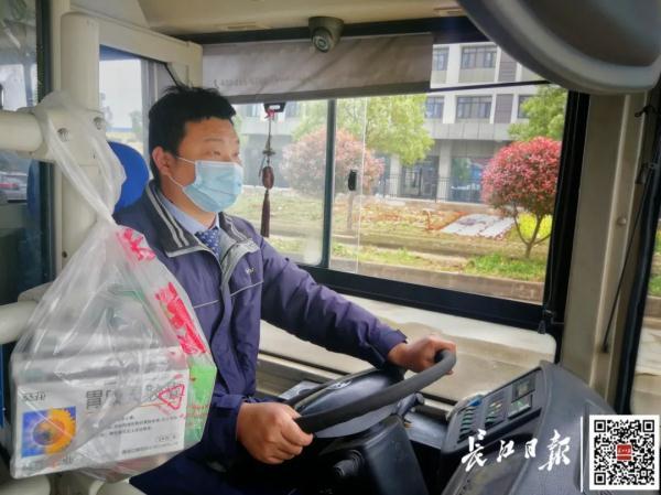 泥泞的道路是指什么样的道路，泥泞的道路是什么的道路（开着最冷清的公交）