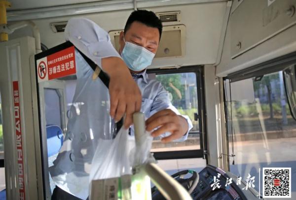 泥泞的道路是指什么样的道路，泥泞的道路是什么的道路（开着最冷清的公交）