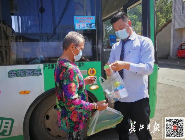 泥泞的道路是指什么样的道路，泥泞的道路是什么的道路（开着最冷清的公交）