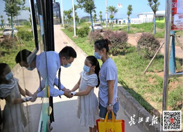 泥泞的道路是指什么样的道路，泥泞的道路是什么的道路（开着最冷清的公交）