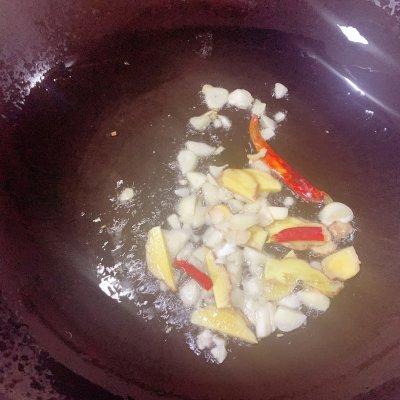 四川麻辣虾的做法，四川麻辣虾的做法和配料（#豪吉川香美味#不加一滴水的快手干饭美味——川香麻辣虾）