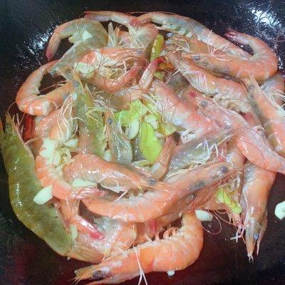 四川麻辣虾的做法，四川麻辣虾的做法和配料（#豪吉川香美味#不加一滴水的快手干饭美味——川香麻辣虾）