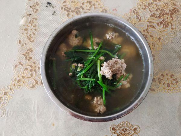 水煮菠菜丸子汤怎么做，竟然是全靠菠菜肉丸汤