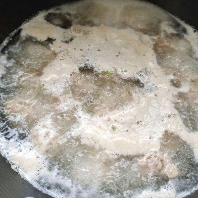 水煮菠菜丸子汤怎么做，竟然是全靠菠菜肉丸汤
