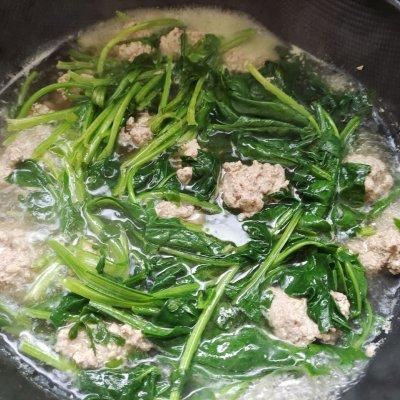 水煮菠菜丸子汤怎么做，竟然是全靠菠菜肉丸汤