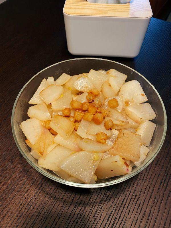 扇贝柱怎么做好吃，扇贝柱的家常做法（让你停不下筷子的小清新版贝柱烧萝卜）