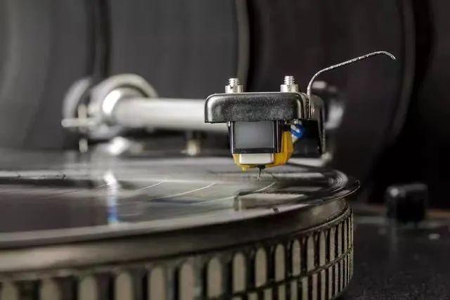 华纳唱片旗下艺人，华纳音乐简介（2021年金音奖公布入围名单；Coldplay与华纳音乐签订新的长期合约）