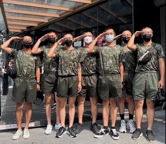 什么地表演，什么地表演节目（斑马线喊军令口号……“当兵当疯了”视频在台引争议）