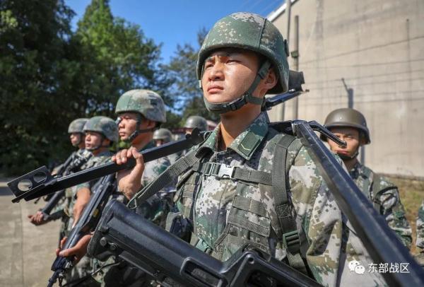 负隅顽抗造句，用负隅顽抗造一个句子（装甲步兵排攻坚作战场面震撼）