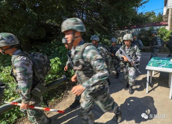 负隅顽抗造句，用负隅顽抗造一个句子（装甲步兵排攻坚作战场面震撼）