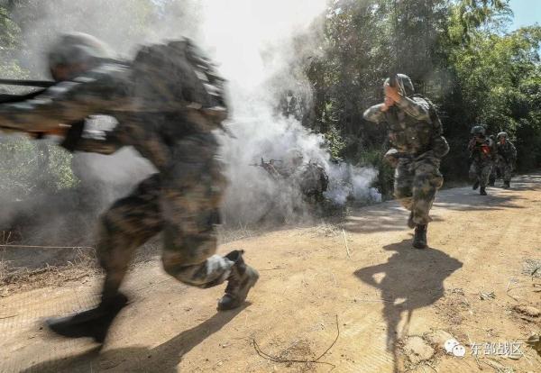 负隅顽抗造句，用负隅顽抗造一个句子（装甲步兵排攻坚作战场面震撼）