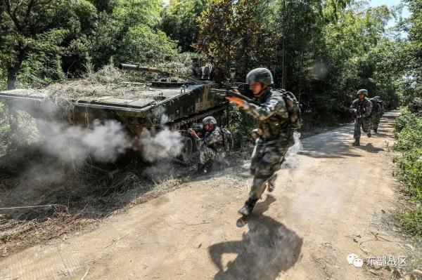 负隅顽抗造句，用负隅顽抗造一个句子（装甲步兵排攻坚作战场面震撼）