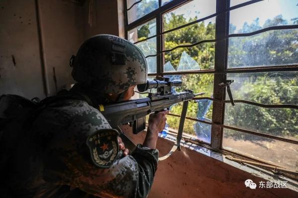 负隅顽抗造句，用负隅顽抗造一个句子（装甲步兵排攻坚作战场面震撼）