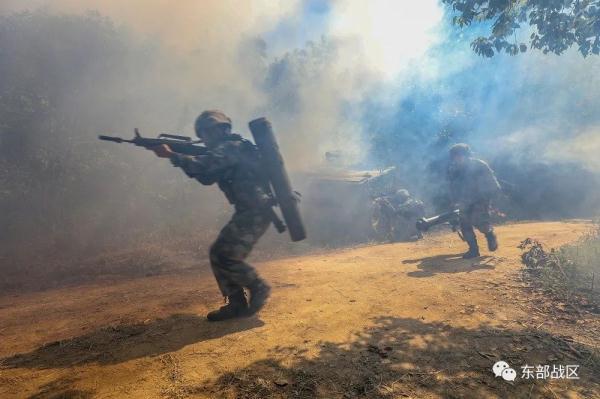 负隅顽抗造句，用负隅顽抗造一个句子（装甲步兵排攻坚作战场面震撼）
