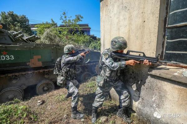 负隅顽抗造句，用负隅顽抗造一个句子（装甲步兵排攻坚作战场面震撼）