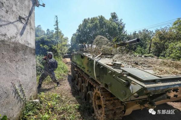 负隅顽抗造句，用负隅顽抗造一个句子（装甲步兵排攻坚作战场面震撼）