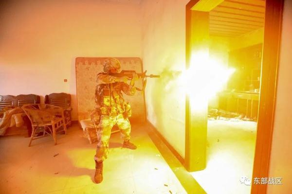 负隅顽抗造句，用负隅顽抗造一个句子（装甲步兵排攻坚作战场面震撼）