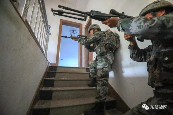 负隅顽抗造句，用负隅顽抗造一个句子（装甲步兵排攻坚作战场面震撼）