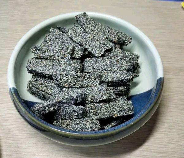 芝麻糖饼制作方法，芝麻糖饼的做法（配着这盘棉花糖芝麻糖）
