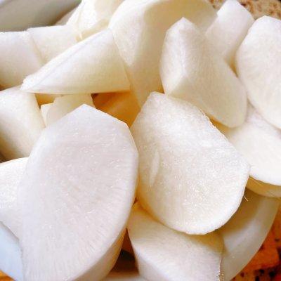 萝卜炖肉的做法，青萝卜炖肉的做法（秋冬润燥温补系列萝卜烧肉萝卜炖肉）