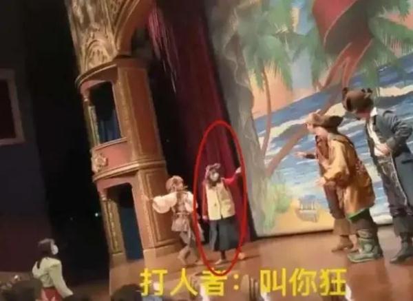 足加果念什么字，一个足一个果读什么（爸爸对“霸王龙”连踹三脚……你“保护”孩子的样子）