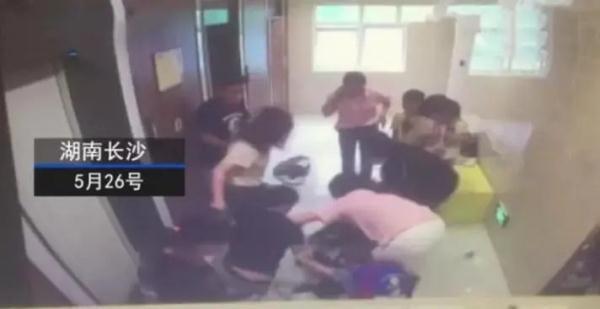 足加果念什么字，一个足一个果读什么（爸爸对“霸王龙”连踹三脚……你“保护”孩子的样子）