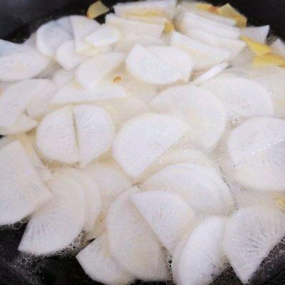 白萝卜水怎么煮，白萝卜煮水怎么做（做好白萝卜滑肉汤）
