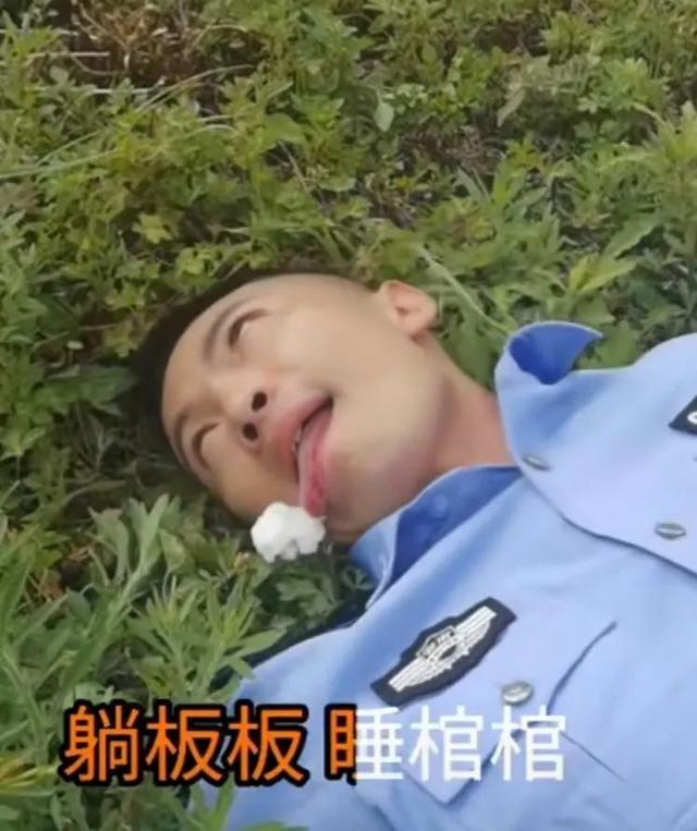 这种白色长杆的蘑菇，叫什么，这种白色长杆的蘑菇（“红伞伞白杆杆”好可怕）