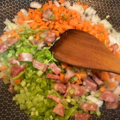 腊肠鸡蛋炒饭的做法，蛋炒饭 腊肠（简单快手又下饭的腊肠炒饭吃起来那叫一个香）
