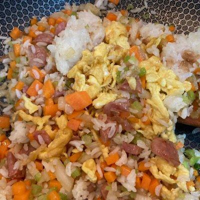 腊肠鸡蛋炒饭的做法，蛋炒饭 腊肠（简单快手又下饭的腊肠炒饭吃起来那叫一个香）