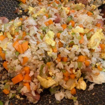 腊肠鸡蛋炒饭的做法，蛋炒饭 腊肠（简单快手又下饭的腊肠炒饭吃起来那叫一个香）