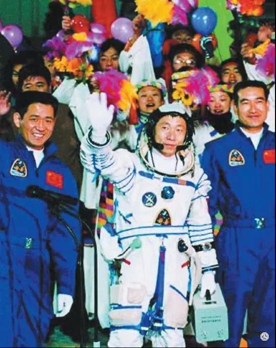 忆往昔，“神五”首航十八年；今出征，“神十三”续新篇