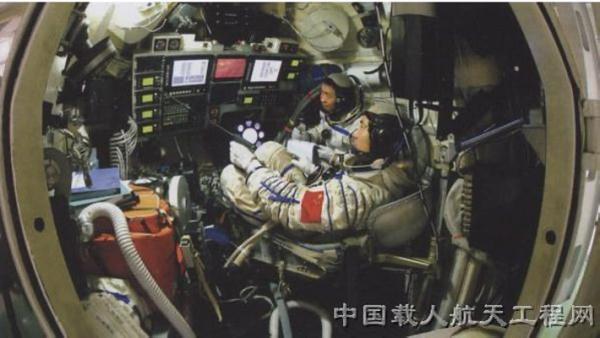 忆往昔，“神五”首航十八年；今出征，“神十三”续新篇