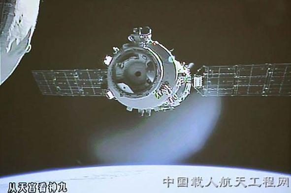 忆往昔，“神五”首航十八年；今出征，“神十三”续新篇