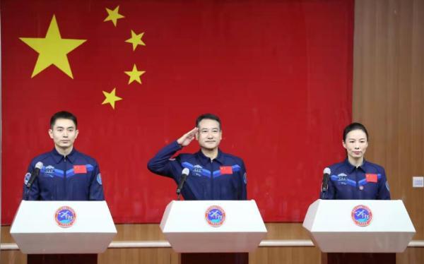 忆往昔，“神五”首航十八年；今出征，“神十三”续新篇