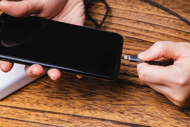 充电异常解决方法，手机充电显示电池接触异常怎么解决（手机充电到100%是好是坏）