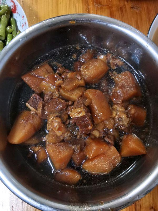牛腩炖土豆，牛腩炖土豆西红柿的做法怎么做好吃（好吃不腻的土豆炖牛腩）