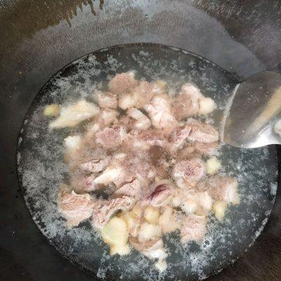 牛腩炖土豆，牛腩炖土豆西红柿的做法怎么做好吃（好吃不腻的土豆炖牛腩）