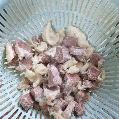 牛腩炖土豆，牛腩炖土豆西红柿的做法怎么做好吃（好吃不腻的土豆炖牛腩）