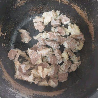 牛腩炖土豆，牛腩炖土豆西红柿的做法怎么做好吃（好吃不腻的土豆炖牛腩）