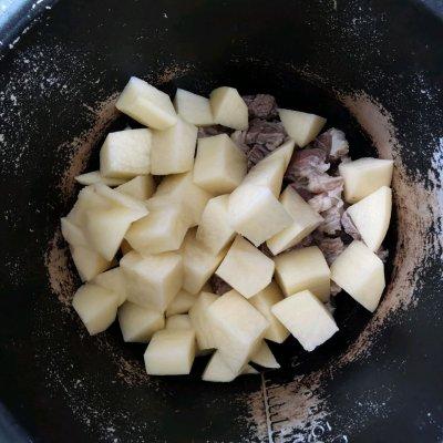 牛腩炖土豆，牛腩炖土豆西红柿的做法怎么做好吃（好吃不腻的土豆炖牛腩）
