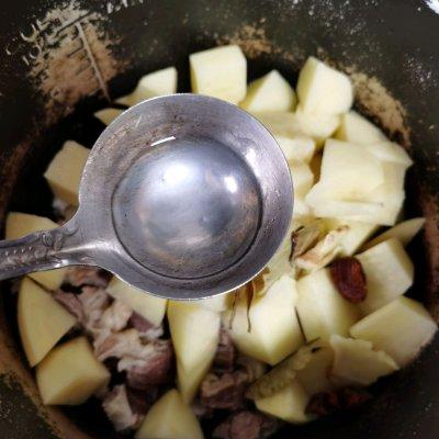 牛腩炖土豆，牛腩炖土豆西红柿的做法怎么做好吃（好吃不腻的土豆炖牛腩）