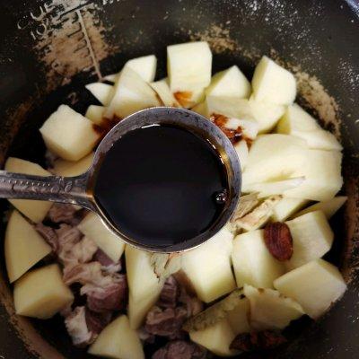 牛腩炖土豆，牛腩炖土豆西红柿的做法怎么做好吃（好吃不腻的土豆炖牛腩）