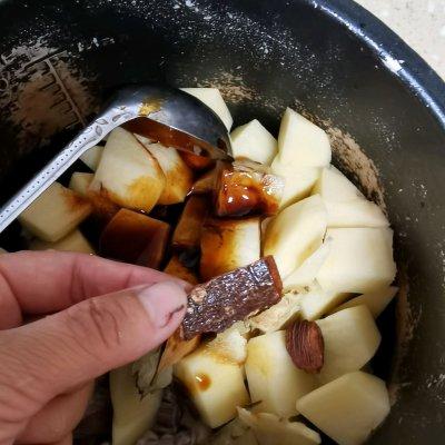 牛腩炖土豆，牛腩炖土豆西红柿的做法怎么做好吃（好吃不腻的土豆炖牛腩）