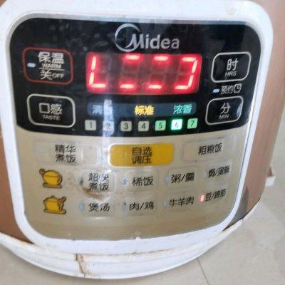 牛腩炖土豆，牛腩炖土豆西红柿的做法怎么做好吃（好吃不腻的土豆炖牛腩）