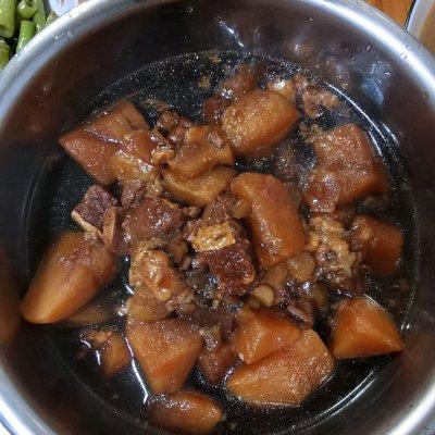 牛腩炖土豆，牛腩炖土豆西红柿的做法怎么做好吃（好吃不腻的土豆炖牛腩）